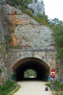 Túnel sin iluminación artificial de 69 metros de longitud