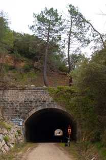 Túnel sin iluminación artificial de 190 metros de longitud