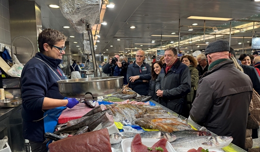 Luis Planas visita el mercado de la plaza de Lugo en A Coruña foto 2