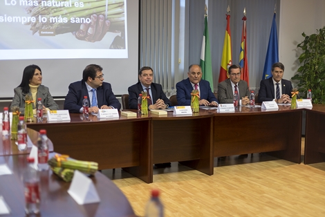El ministro visita la principal zona productora de espárrago verde de España foto 2