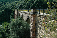 Lateral del viaducto de Arquijas, desde el terraplén del Camino Natural