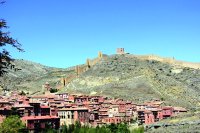 Vista del casco antiguo de Albarracín y su muralla